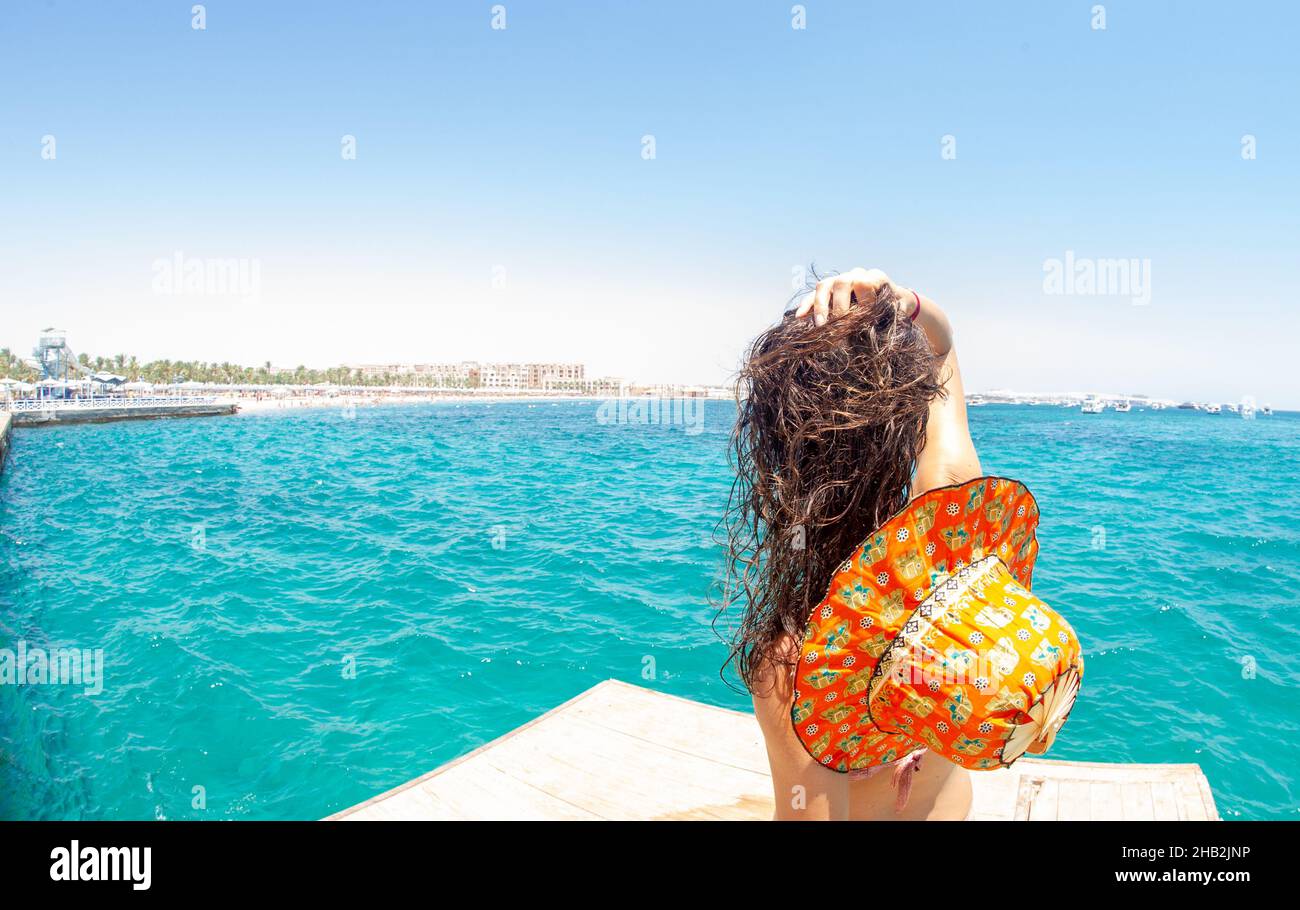 Bella donna di 40 anni in posa in viaggio in Egitto Hurgada sulla spiaggia .concept per i viaggi Foto Stock