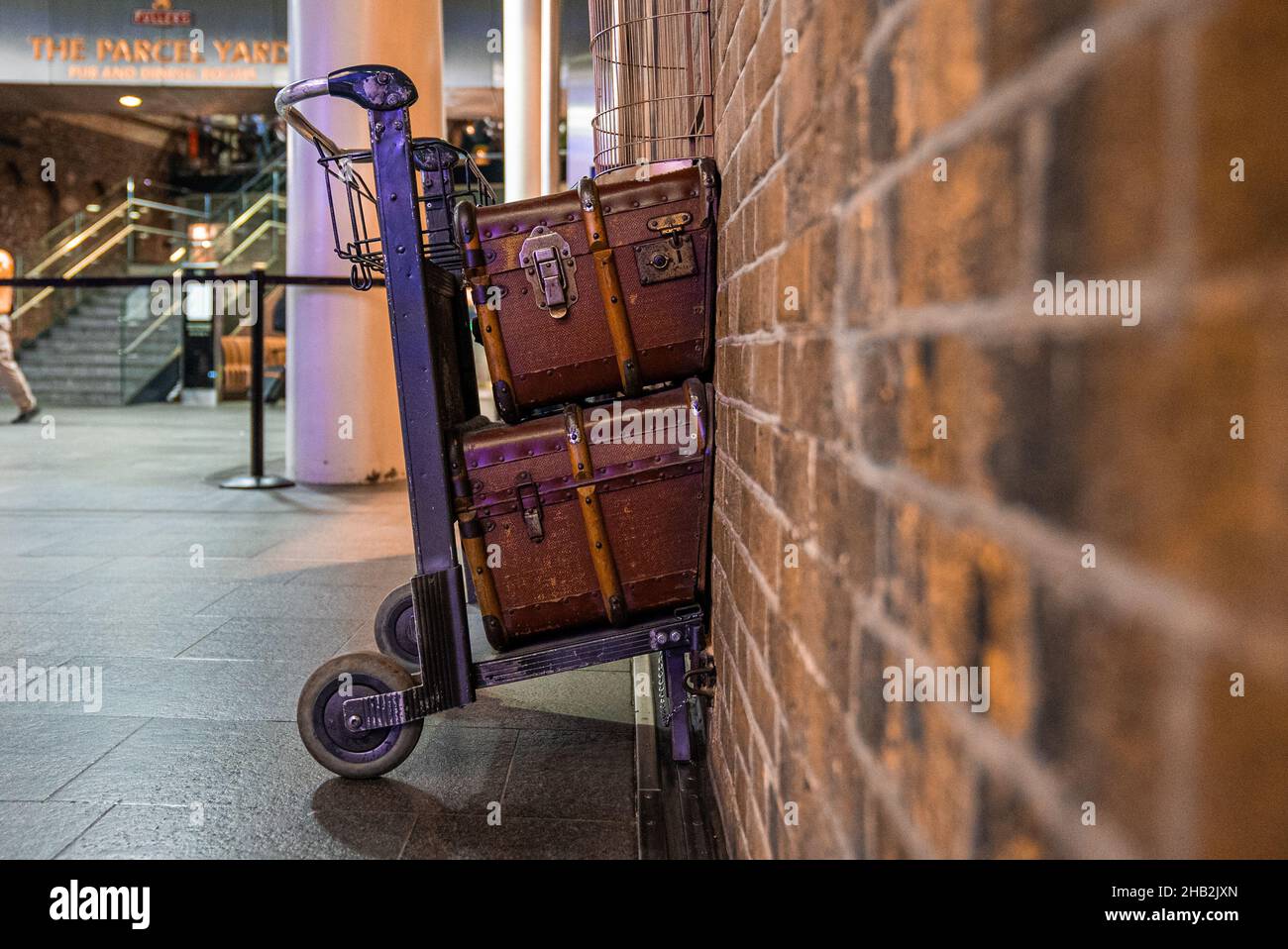 Piattaforma 9 per Hogwarts Express alla stazione di King Cross Foto Stock