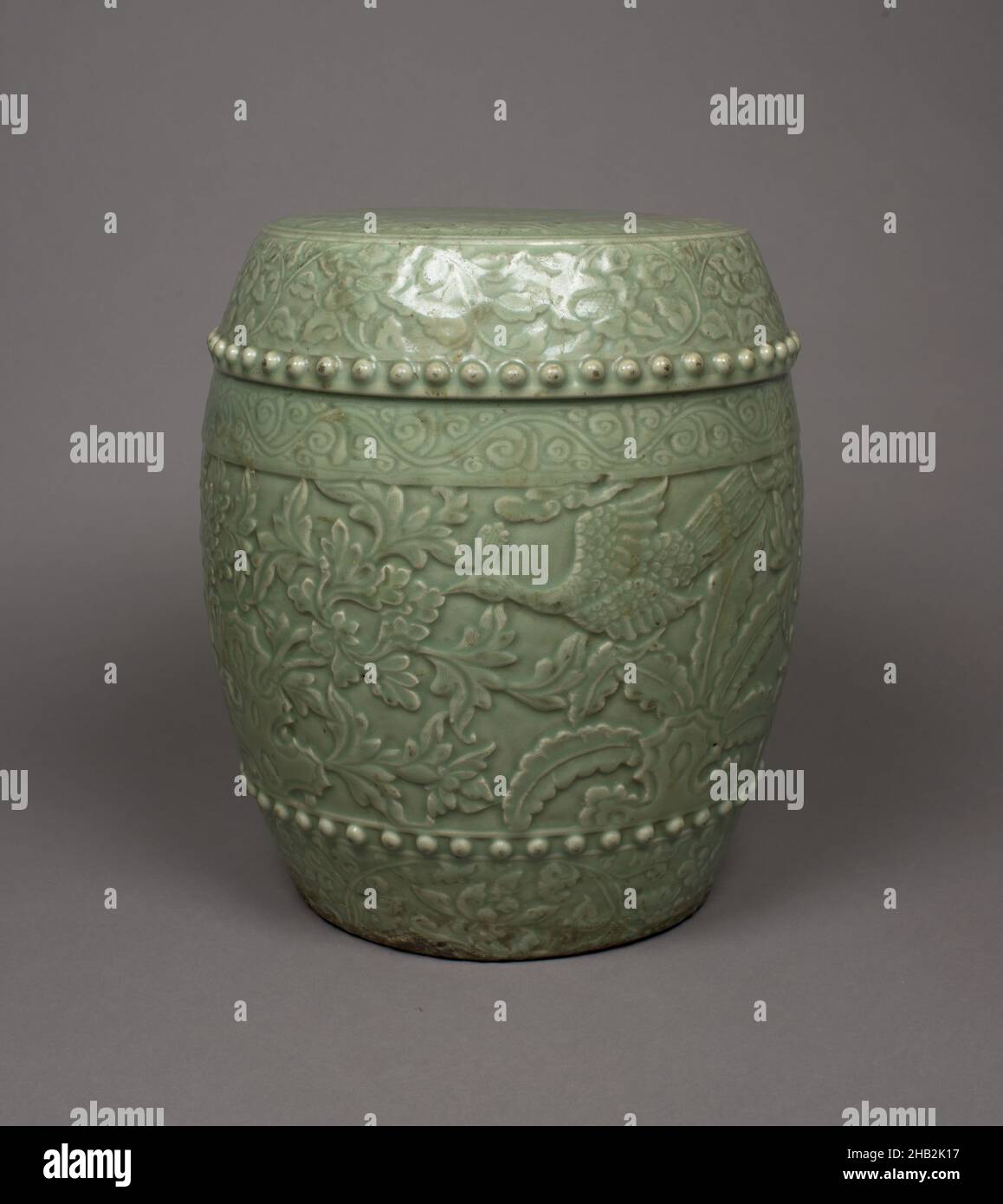 Sedile da giardino con design di pavoni in un paesaggio, cinese, dinastia Qing, 1644–1911, periodo Qianlong, 1736–1795, metà-fine del 18th secolo, Jingdezhen ware; porcellana con incisa e modellata decorazione sotto celadon glassa, Cina, Asia, Ceramica, mobili, 14 3/4 x 12 3/4 poll. (37,5 x 32,4 cm Foto Stock