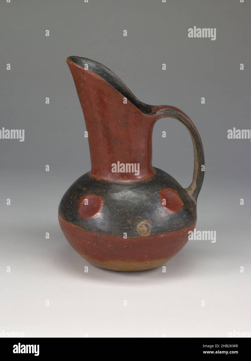 Nave a motivi circolari, Mixteca-Puebla, periodo tardo-postclassico, c.1200–1521, c.1200–1400, Ceramica con slip, realizzata in Messico, America settentrionale e centrale, ceramica, 10 5/8 x 7 1/2 x 6 3/4" (27 x 19,1 x 17,1 cm Foto Stock Nave a motivi circolari, Mixteca-Puebla, periodo tardo-postclassico, c.1200–1521, c.1200–1400, Ceramica con slip, realizzata in Messico, America settentrionale e centrale, ceramica, 10 5/8 x 7 1/2 x 6 3/4" (27 x 19,1 x 17,1 cm Foto Stock