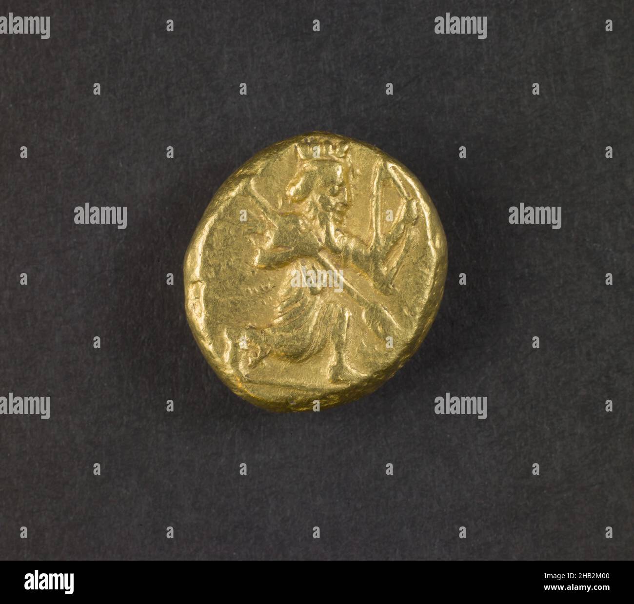 Daric con re inginocchiato, Acaemenide Persiano, 550–331 a.C., 450–330 a.C., Oro, Sardis, provincia di Manisa, Turchia, Asia, monete e valuta, metallo, 8,34 grammi Foto Stock