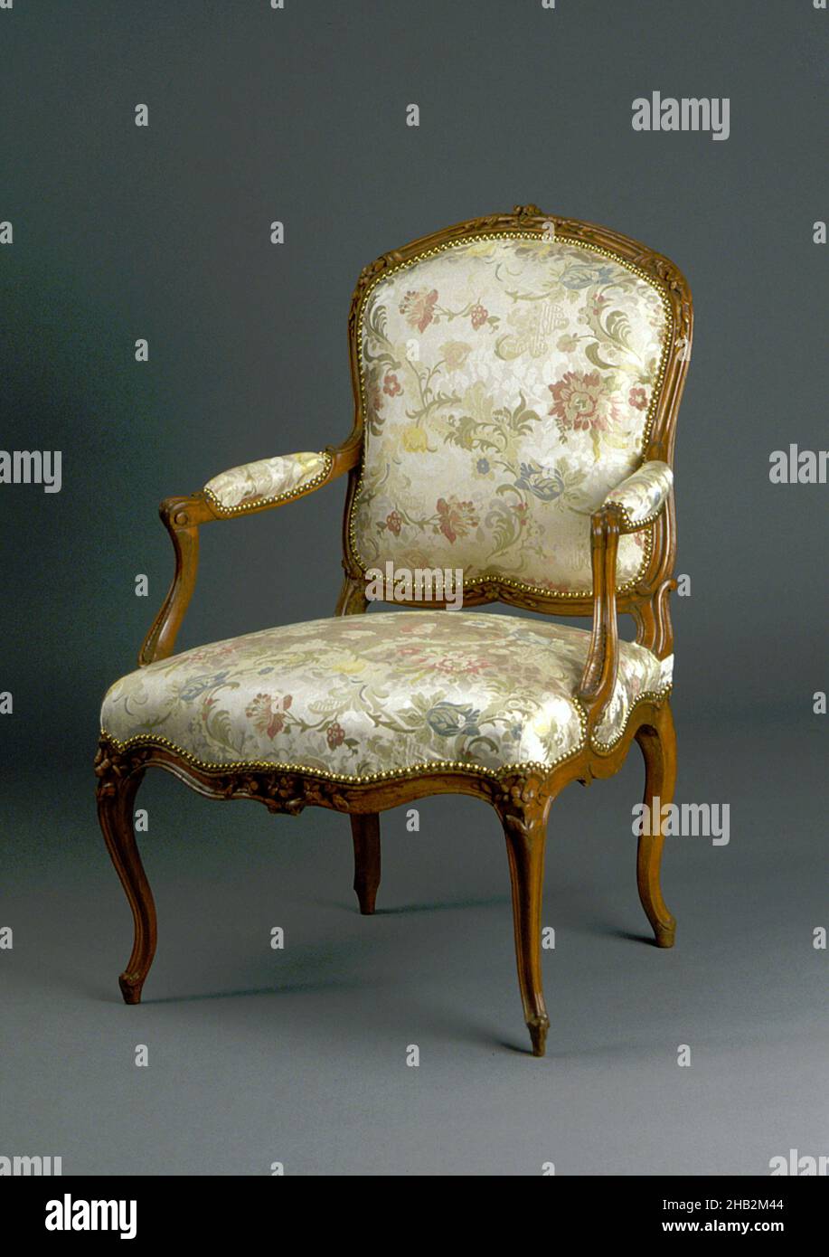 Poltrona, Claude-Etienne Michard, francese, 1732–1794, c.1760–65, Faggio con rivestimento in broccato di seta di riproduzione, fabbricato a Parigi, Île-de-France, Francia, Europa, Mobili, 36 1/2 x 26 x 23 pollici (92,7 x 66 x 58,4 cm Foto Stock