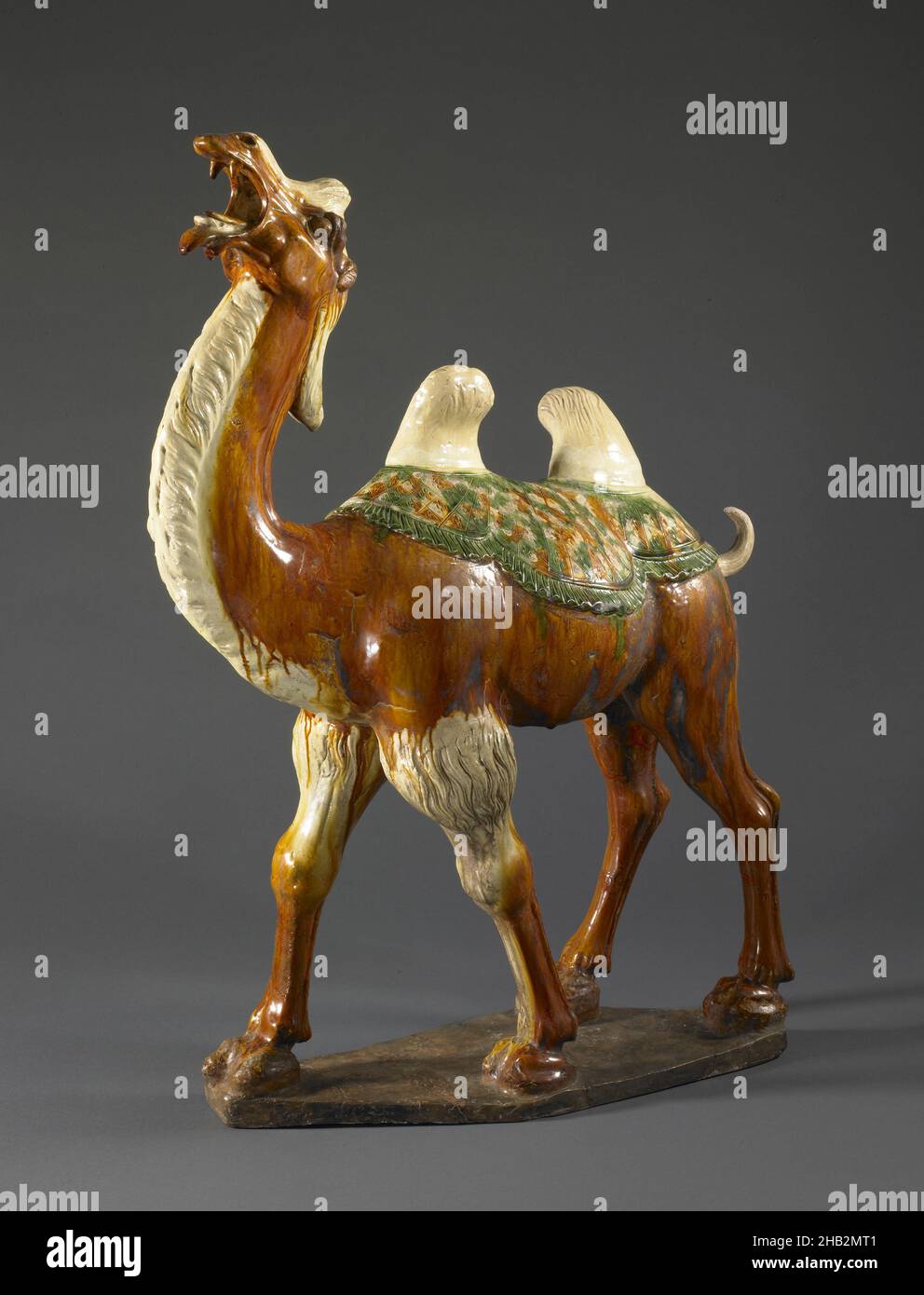 Bactrian Camel, cinese, dinastia Tang, 618–907, 8th secolo, Terracotta con smalti a tre colori (sansai) e trasparenti al piombo su slip bianco, provincia di Shaanxi, Cina, Asia, Ceramica, scultura, 34 cm x 26 1/2 cm x 9 cm (86,4 x 67,3 x 22,9 cm Foto Stock