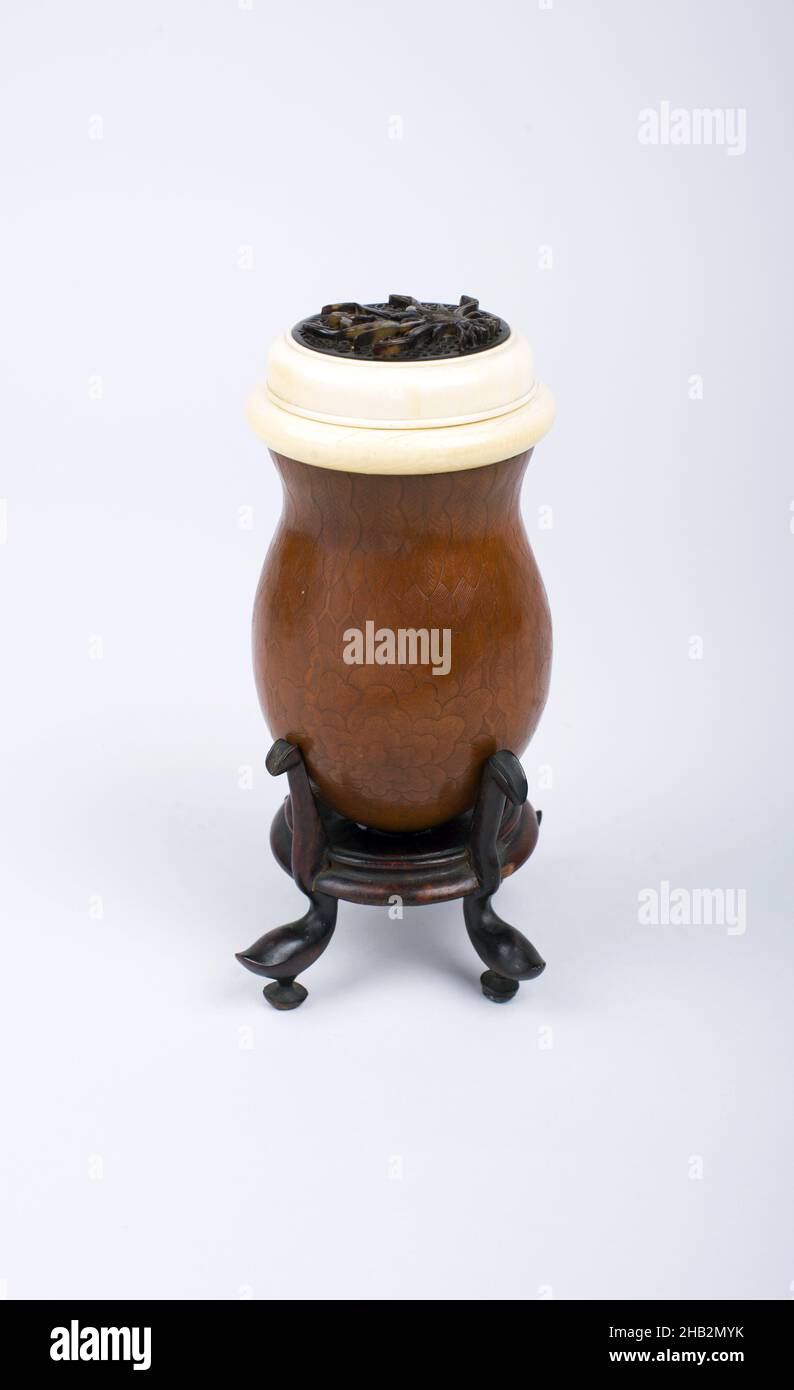 Gabbia di cricket con decorazione incisa, cinese, dinastia Qing, 1644–1911, periodo Qianlong, 1736–1795, da metà a fine 18th secolo, zucca modellata con decorazione incisa, avorio e tartaruga, made in China, Asia, artefatti da ricreazione, legno, altezza: 6 cm (15,2 cm Foto Stock
