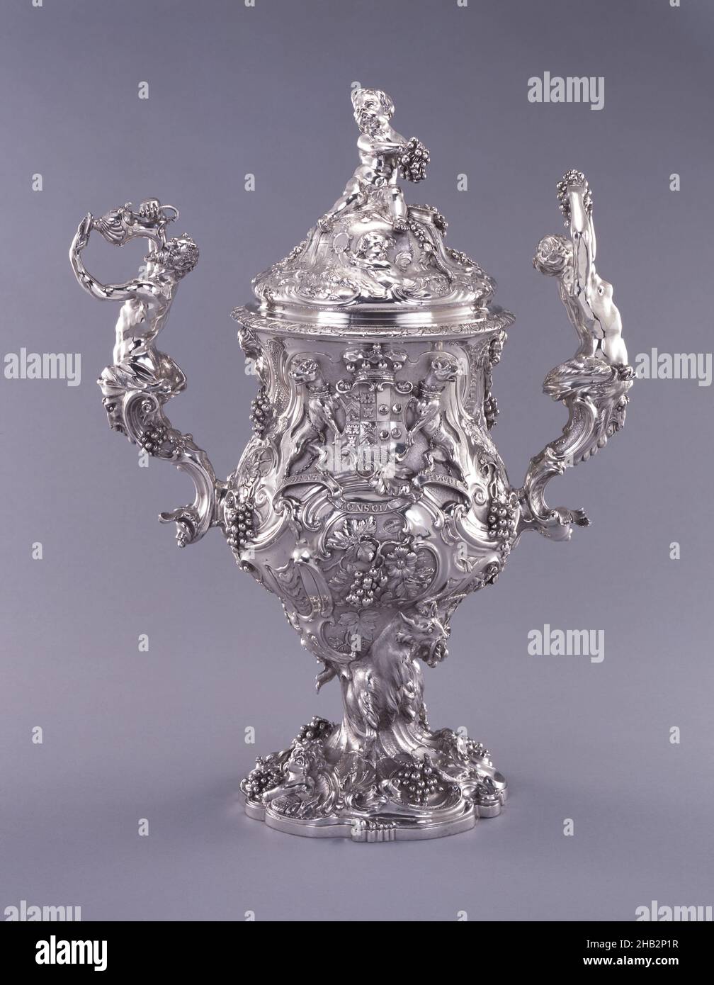 Two-handled Cup and Cover, Charles Frederick Kandler, inglese (nato in Germania), attivo c.1735, deceduto nel 1778, 1749–50, Silver, made in London, Greater London, England, Europa, metallo, Gallery 122, tazza e coperchio: 16 7/8 x 14 x 7 pollici (42,9 x 35,6 x 17,8 cm Foto Stock