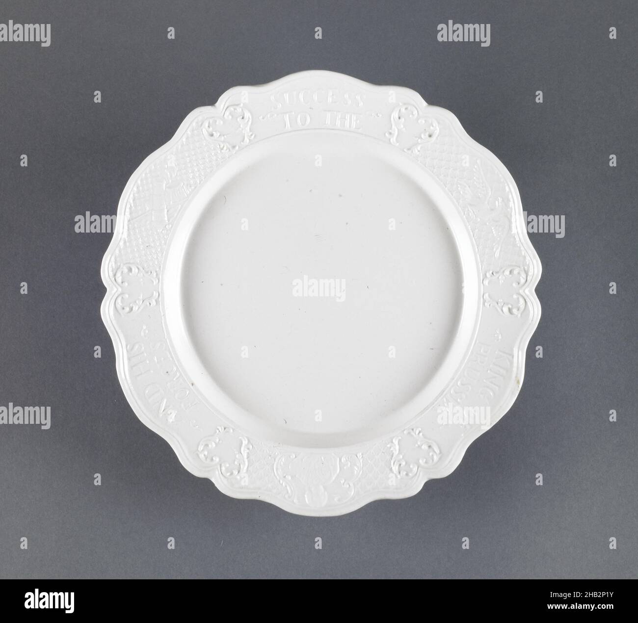 Plate, successo al re di Prussia e alle sue forze, inglese, 1756–65, gres smaltato al sale, fabbricato nello Staffordshire, Inghilterra, Europa, ceramica, 9 3/8 x 7/8 poll. (23,8 x 2,2 cm Foto Stock