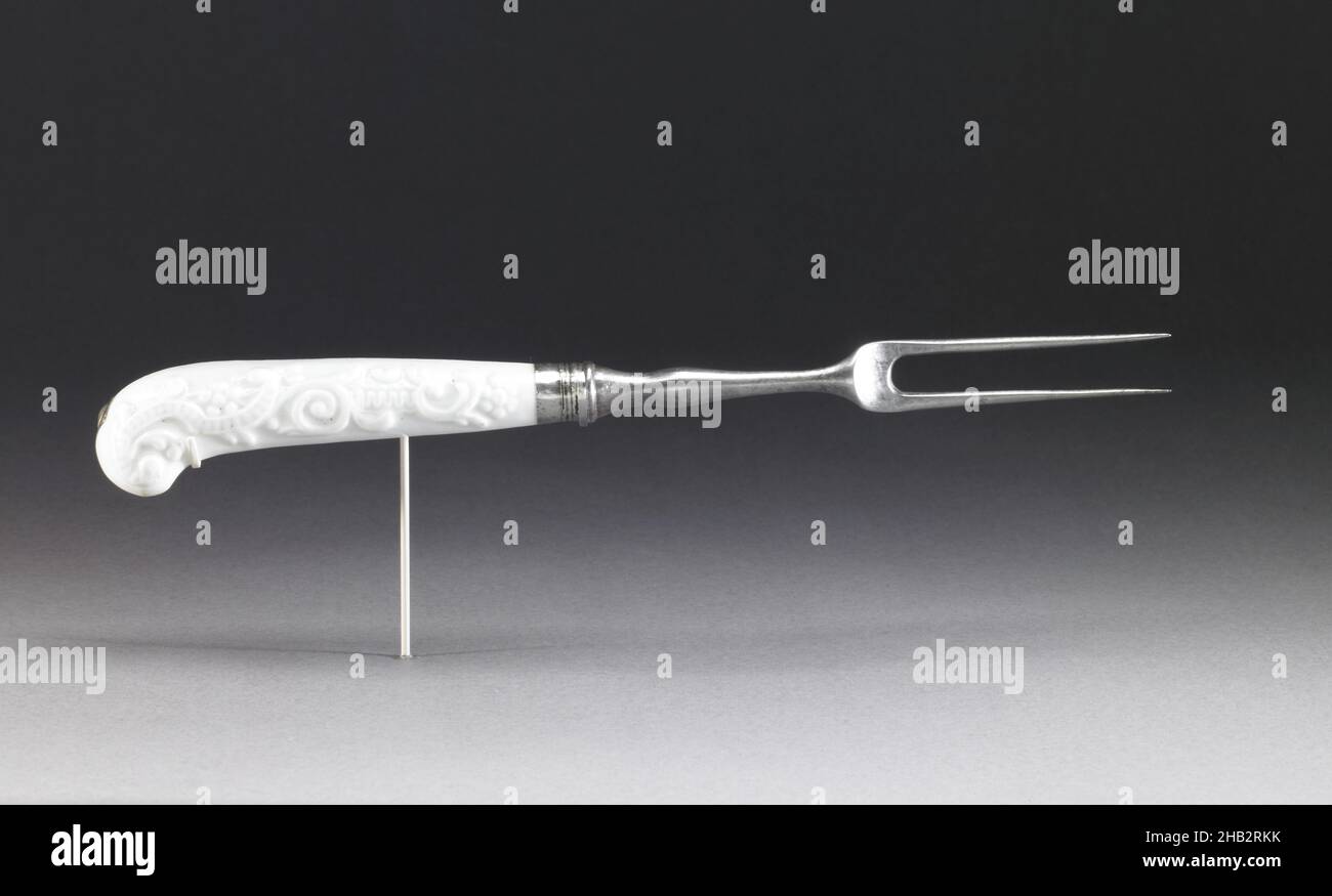 Fork, fabbrica di porcellane di Bow, Inghilterra, attivo 1744–1776, c.1760, Porcellana, acciaio e argento smaltati, prodotti a Londra, Greater London, Inghilterra, Europa, ceramica, 1 x 8 3/4 x 3/4 pollici (2,5 x 22,2 x 1,9 cm Foto Stock