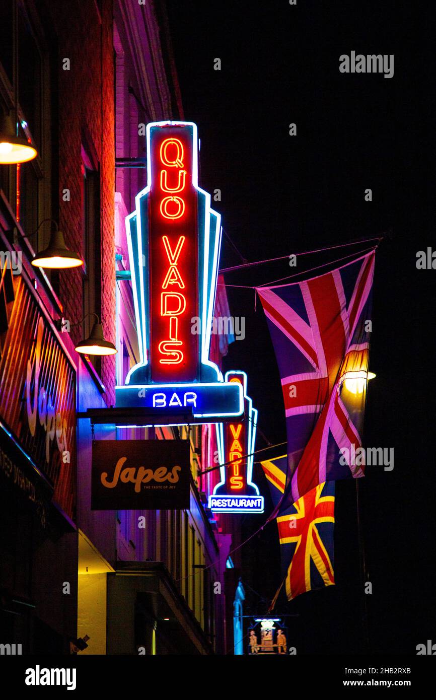 Cartello al neon per il ristorante Quo Vadis, bar e club per soci, Soho, Londra, Regno Unito Foto Stock