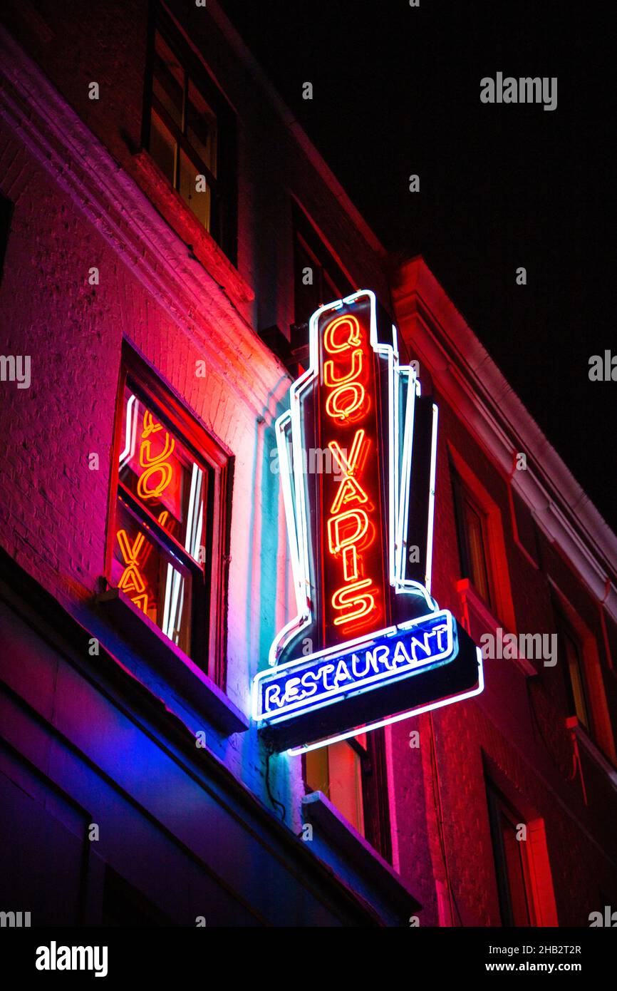Cartello al neon per il ristorante Quo Vadis, bar e club per soci, Soho, Londra, Regno Unito Foto Stock