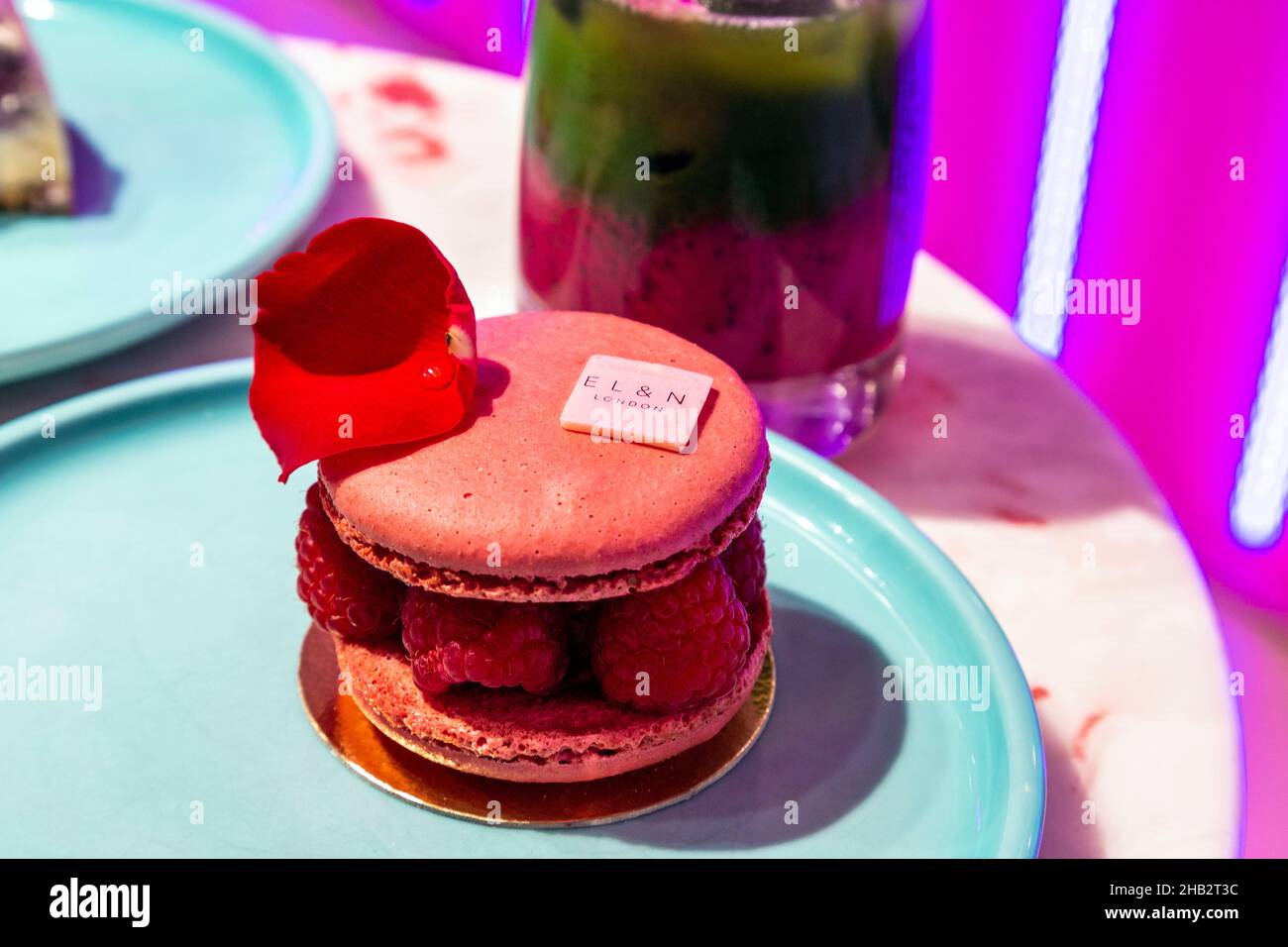 Rose Macaron all'EL&N Soho Cafe, Londra, Regno Unito Foto Stock