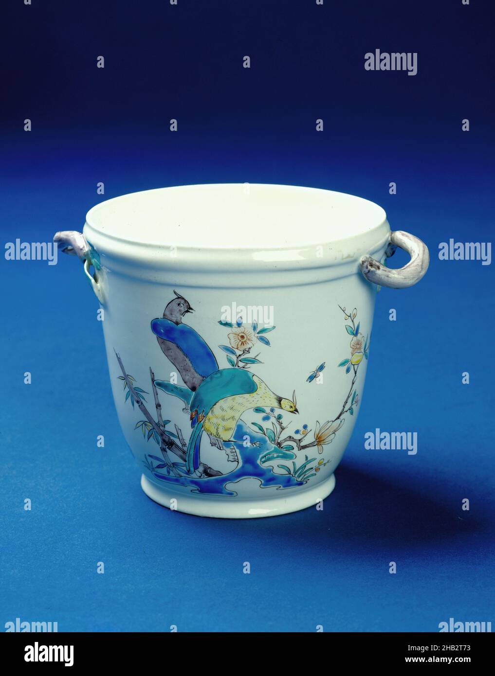 Vino Cooler, fabbrica di porcellane Chantilly, Francia, attivo 1725–1800, 1730–40, Porcellana smaltata con smalti, fabbricata a Chantilly, Picardie, Francia, Europa, Ceramica, 4 5/8 x 6 5/16 x 5 pollici (11,7 x 16 x 12,7 cm Foto Stock