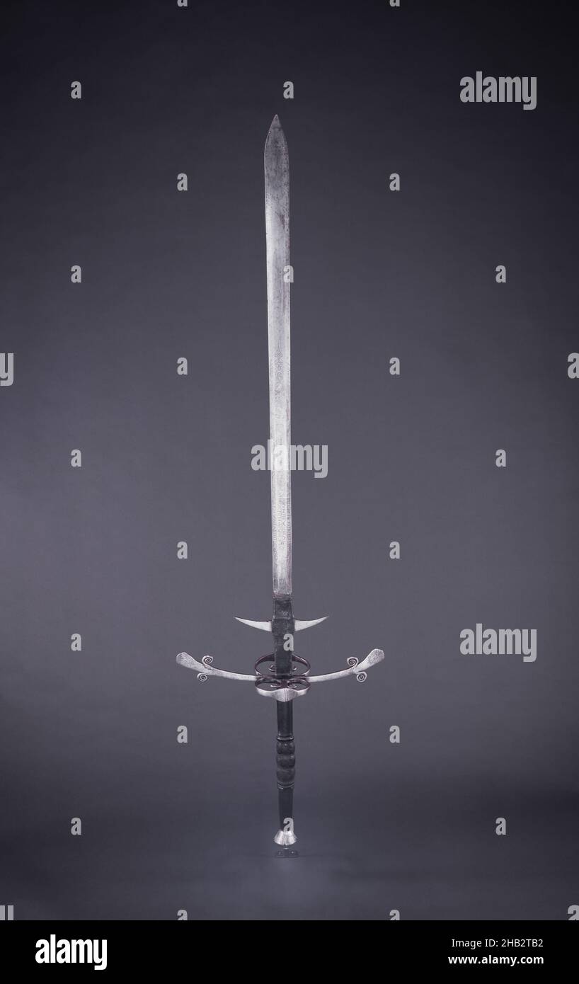 Spada a due mani, svizzera ed eventualmente italiana, del 1617, acciaio con incisione, ferro, legno, E cuoio, fabbricati a Lucerna, Svizzera, Europa, armi e armature, metallo, 65 13/16 x 18 1/4 x 7 3/8 pollici (167,2 x 46,4 x 18,7 cm Foto Stock