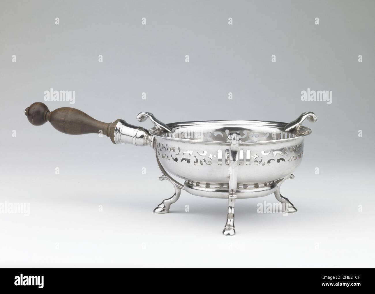 Chafing Dish, Jacob Hurd, americano, 1702/3–1758, 1730–40, Argento e legno, prodotti a Boston, Massachusetts, Stati Uniti, Nord e America Centrale, Containers, lavorazione dei metalli, 3 7/8 x 12 1/8 x 6 1/4 pollici (9,8 x 30,8 x 15,9 cm Foto Stock