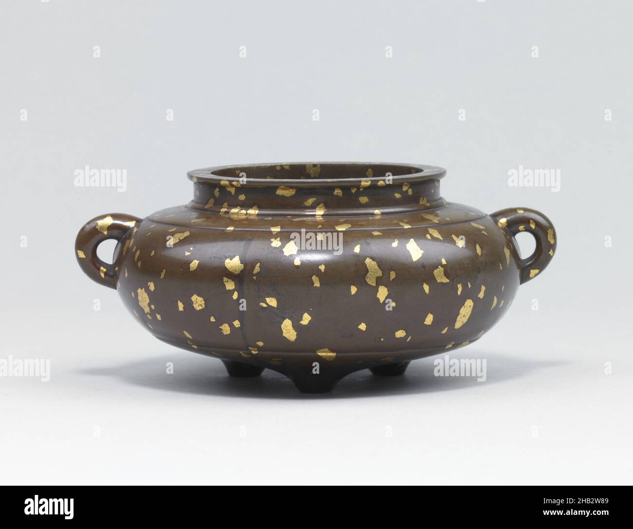 Tensore per treppiede con due maniglie ad anello, cinese, dinastia Qing, 1644–1911, periodo Yongzheng, 1723–1735, inizio 18th secolo, Bronzo con doratura, fabbricato in Cina, Asia, Contenitori, in metallo, 2 5/16 x 5 7/16 x 4 3/4 pollici (5,9 x 13,8 x 12,1 cm Foto Stock