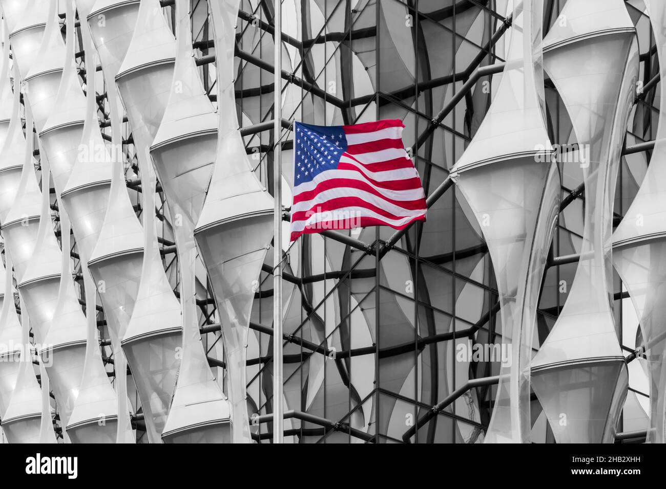 Edificio dell'Ambasciata DEGLI STATI UNITI, edificio dell'Ambasciata degli Stati Uniti d'America, Ambasciata americana a Nine Elms, Londra, Regno Unito a dicembre con bandiera a stella e a strisce Foto Stock