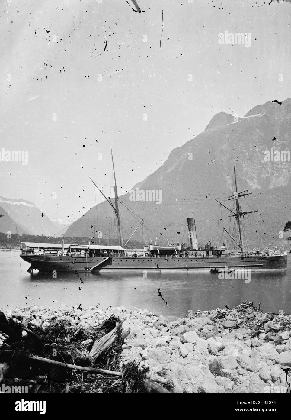 Milford Sound, Rotorua ancorata a Freshwater, studio Burton Brothers, studio fotografico, fotografia in bianco e nero Foto Stock