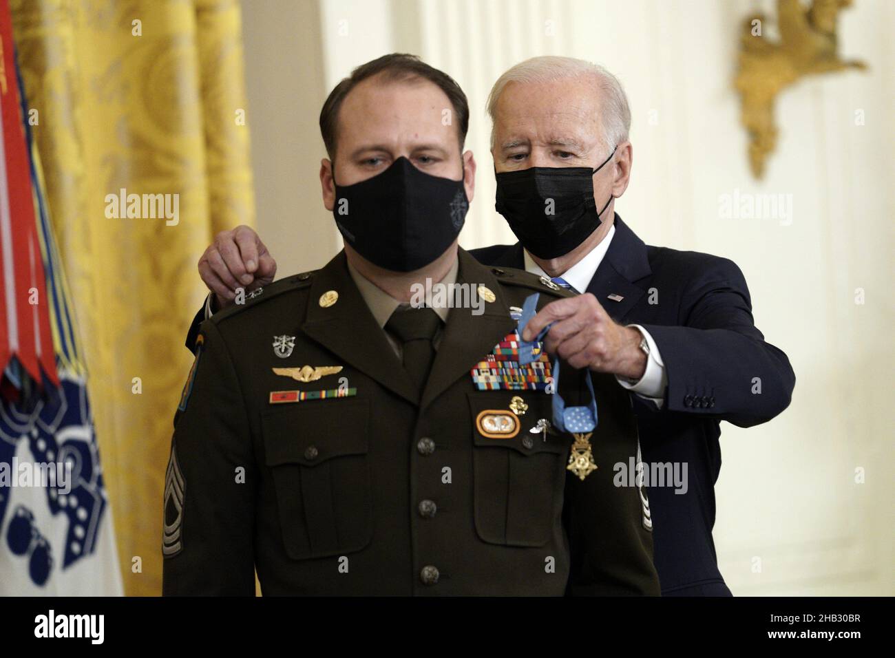 Washington DC, Stati Uniti. 16th Dic 2021. Il Presidente degli Stati Uniti Joe Biden premia la Medaglia d'onore al Maestro Esercito Sergente Earl Plumlee nella stanza Est alla Casa Bianca di Washington il 16 dicembre 2021. Biden ha ricevuto tre medaglie d'onore per il coraggio in Iraq e in Afghanistan. Foto di Yuri Gripas/UPI Credit: UPI/Alamy Live News Foto Stock