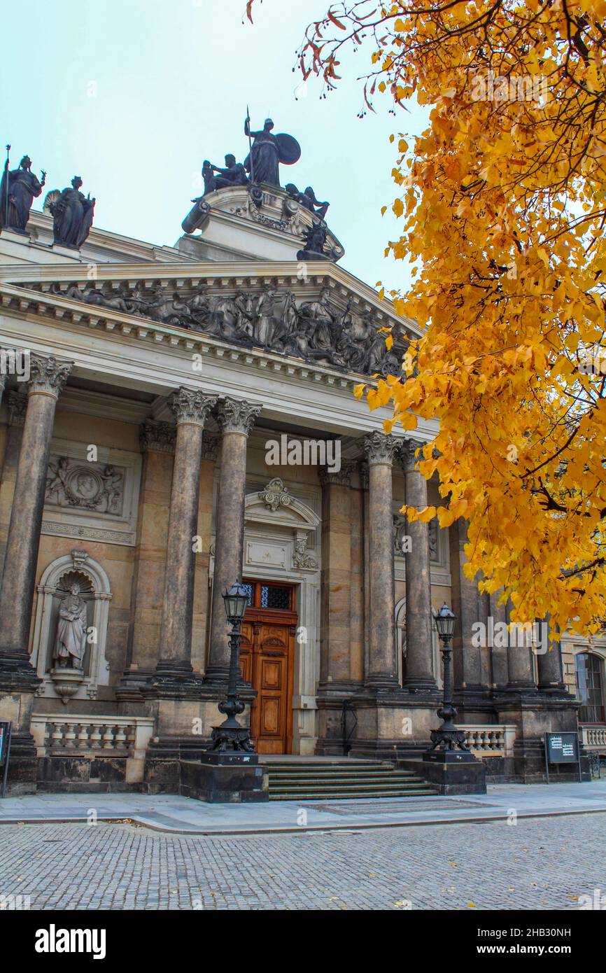Portale della Galleria d'Arte a Dresda in autunno, Germania Foto Stock