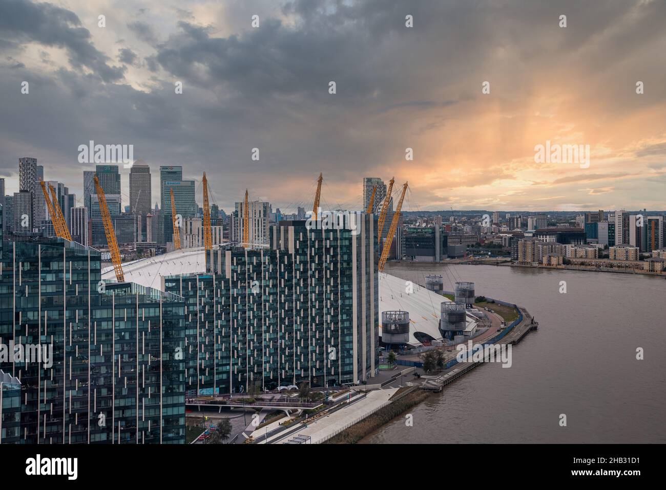 Vista dal Tamigi sulla Millennium Dome o sulla O2 Arena di Londra. Foto Stock