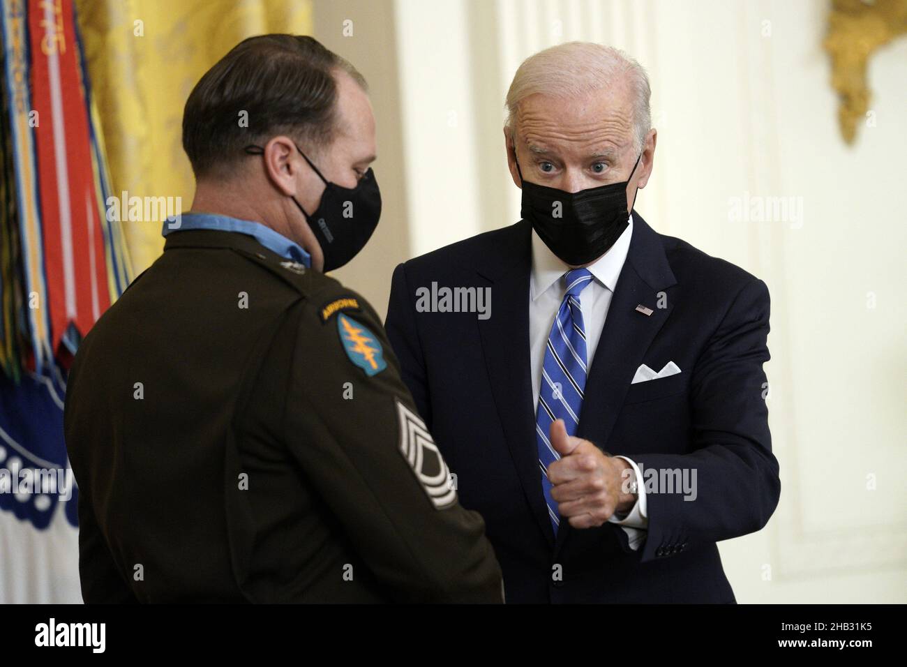 Washington DC, Stati Uniti. 16th Dic 2021. Il Presidente degli Stati Uniti Joe Biden premia la Medaglia d'onore al Maestro Esercito Sergente Earl Plumlee nella stanza Est alla Casa Bianca di Washington il 16 dicembre 2021. Biden ha ricevuto tre medaglie d'onore per il coraggio in Iraq e in Afghanistan. Foto di Yuri Gripas/UPI Credit: UPI/Alamy Live News Foto Stock