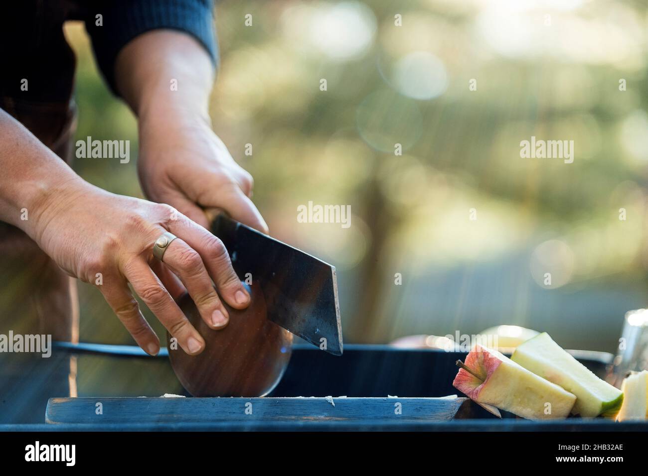 Tritare le mele con una cottura esterna con sfaldatura Foto Stock