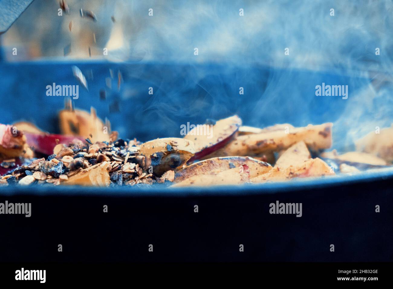 Cottura all'aperto in padella in ghisa sul fuoco Foto Stock