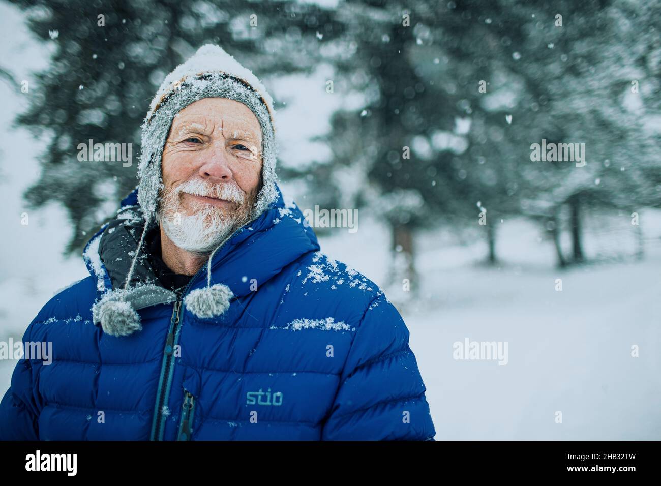 Ritratto dell'uomo anziano in una giornata nevosa Foto Stock