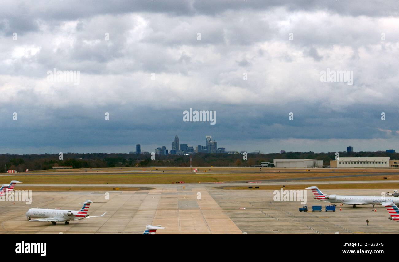 Aeroporto CLT Douglas con Charlotte, North Carolina skyline in lontananza. Foto Stock