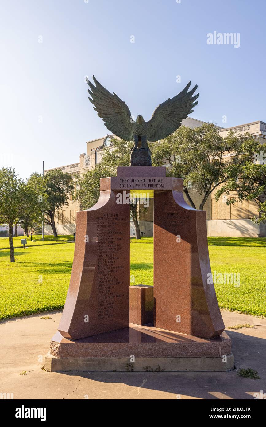 Sinton, Texas, USA - 20 settembre 2021: San Patricio County War Memorial presso il tribunale Foto Stock