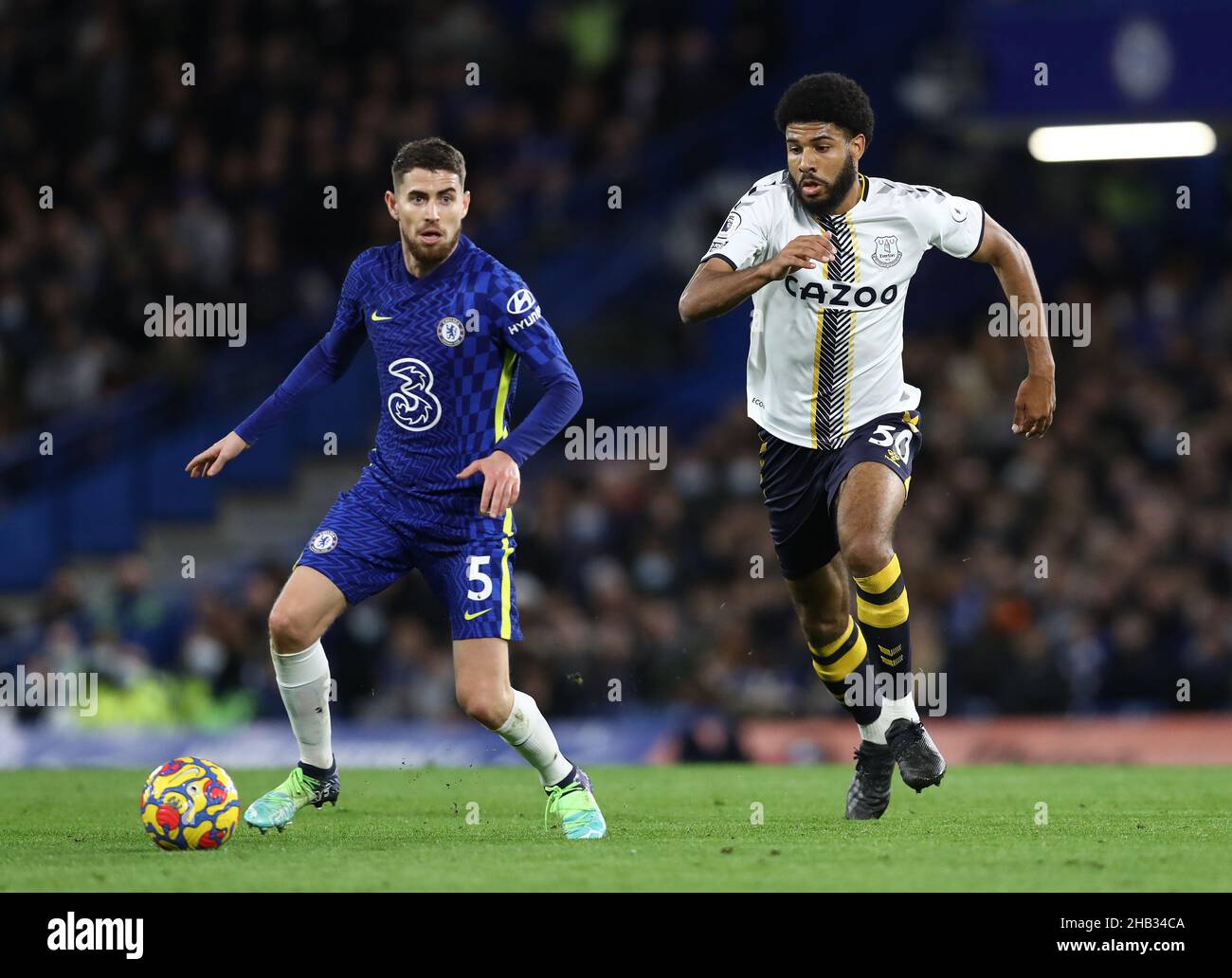 Londra, Regno Unito. 16th dicembre 2021. Jorginho di Chelsea premuto da Ellis Simms di Everton durante la partita della Premier League a Stamford Bridge, Londra. Il credito dell'immagine dovrebbe leggere: Paul Terry / credito dello Sportimage: Notizie dal vivo dello Sportimage/Alamy Foto Stock
