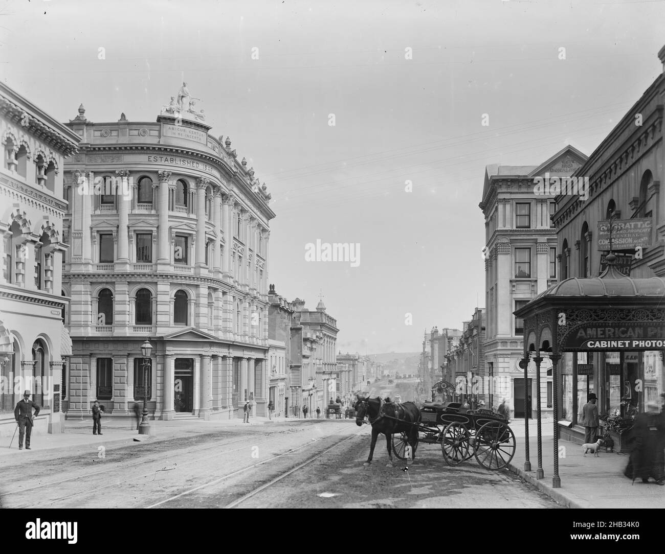 [Princes Street, Dunedin], studio Burton Brothers, studio fotografico, Nuova Zelanda, Processo a piastra asciutta di gelatina, Image Right mostra i locali della American Photographic Company Foto Stock