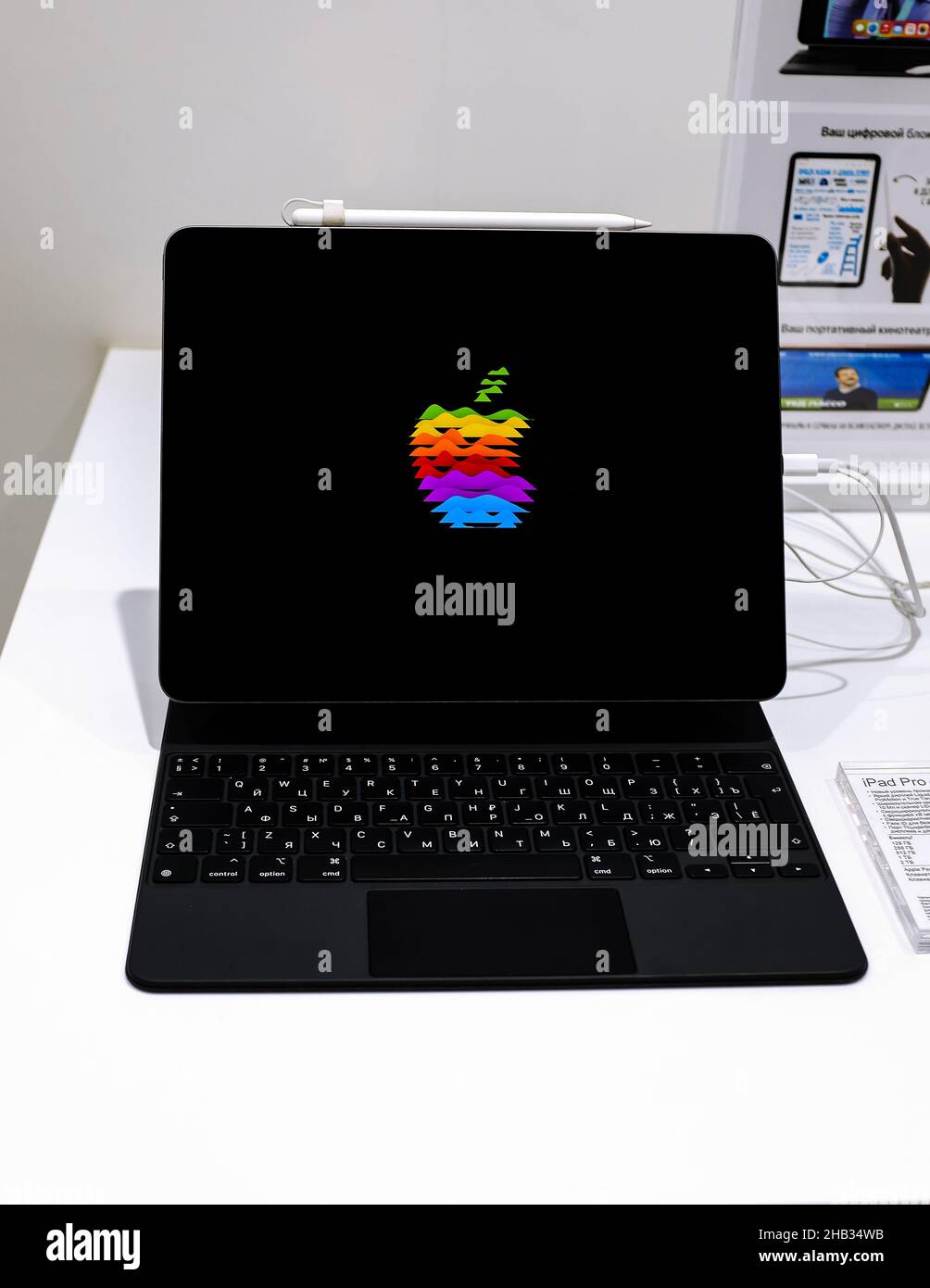 Apple iPad Pro in Apple Store. Foto editoriale illuminante del nuovo iPad Pro Apple da 12,9 pollici (chip M1) Foto Stock