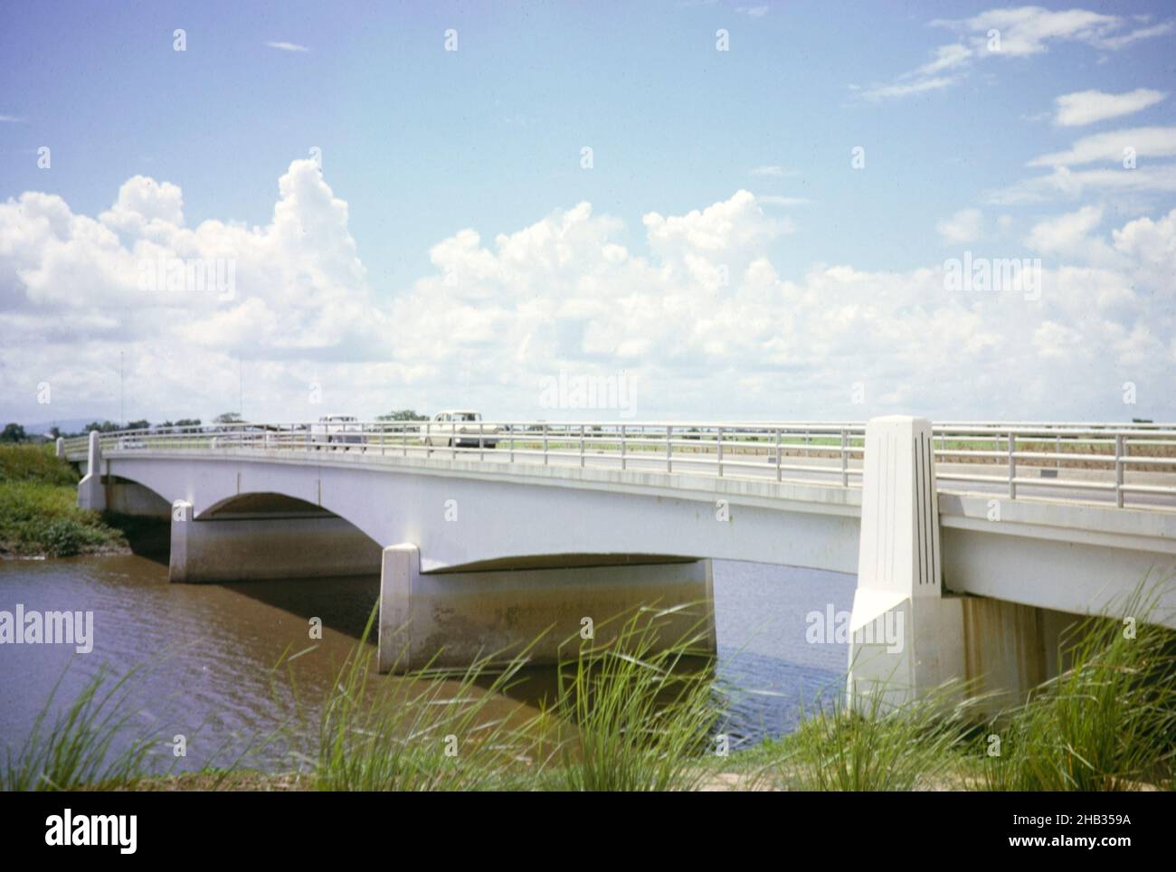 Ponte che attraversa il fiume Caroni sulla Princess Margaret Highway, Trinidad 1963 Foto Stock