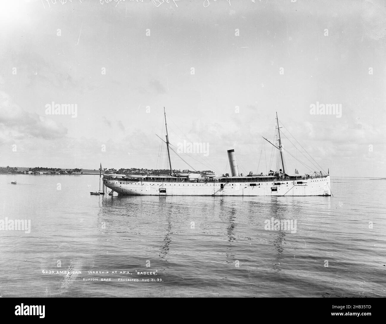 Nave da guerra americana ad Apia, Badger, Burton Brothers studio, Upolu, gelatina secco piatto processo, nave grande imbuto centrale e due montanti entrambi i lati ormeggiati. La bandiera americana vola sul retro, una scala a fune corre fino alle barche a due file. Una lunga barca con persone in essa sono molto a sinistra, sfondo è la costa Foto Stock