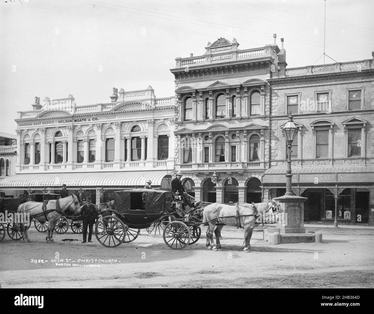 High Street, Christchurch, studio Burton Brothers, studio fotografico, 1880s, Christchurch, processo a piastra asciutta di gelatina, in Universal Nelson Moate & Co edificio primo piano finestra cartello per [H. Chatter?] Studio di fotografia d'arte Foto Stock