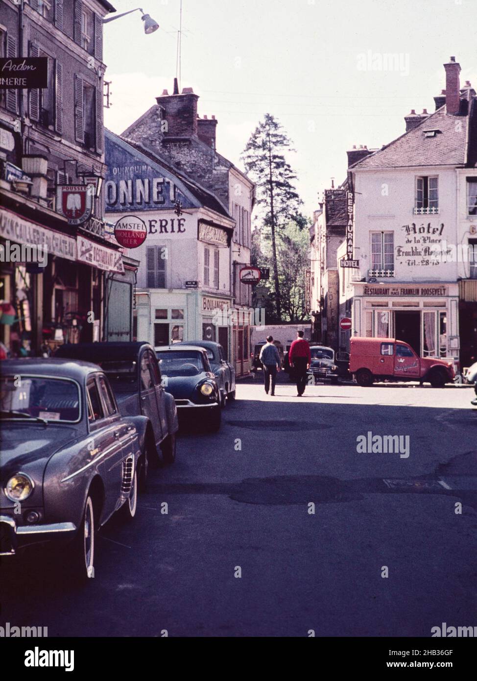 Bar e caffè via Rue Grande, Fontainebleau, Francia, c 1960 Foto Stock