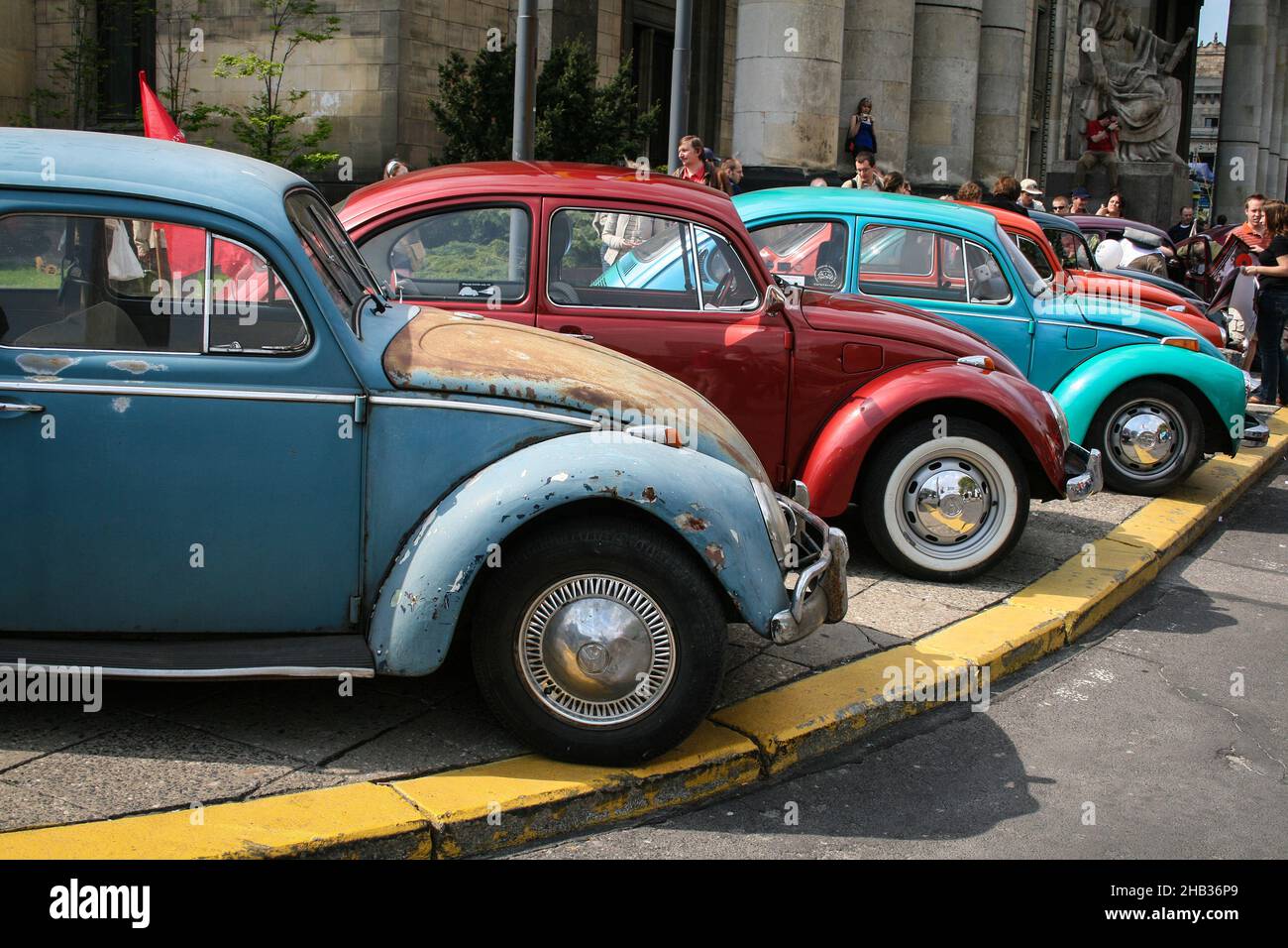 Varsavia, Polonia - 1 maggio 2008: Scarafaggi Volkswagen tipo 1 consumati e restaurati parcheggiati in fila durante la raccolta di scarafaggi Foto Stock