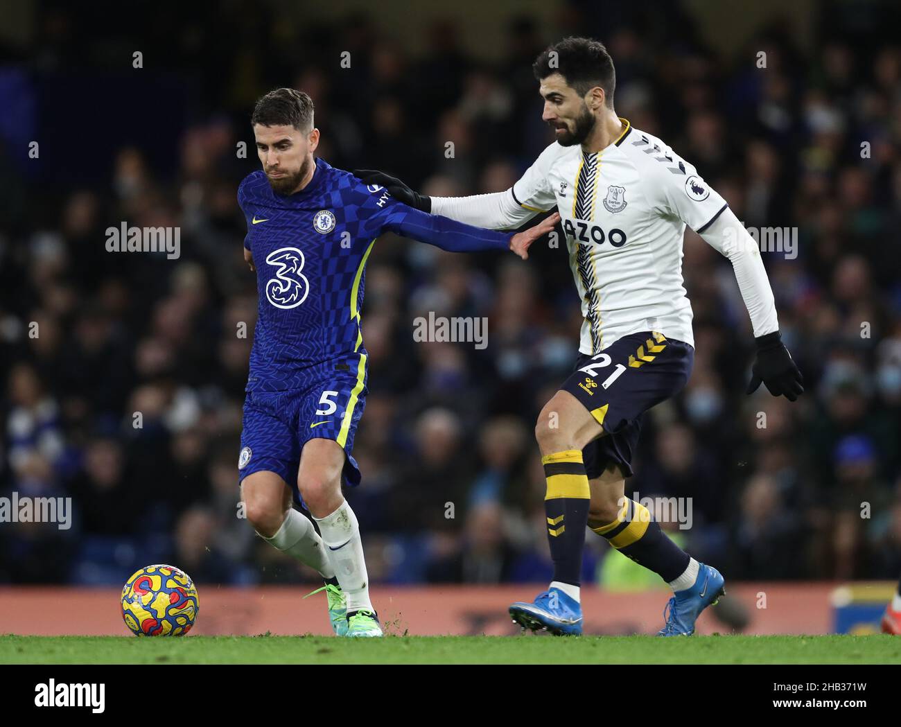 Londra, Regno Unito. 16th dicembre 2021. Jorginho di Chelsea affrontato da Andre Gomes di Everton durante la partita della Premier League a Stamford Bridge, Londra. Il credito dell'immagine dovrebbe leggere: Paul Terry / credito dello Sportimage: Notizie dal vivo dello Sportimage/Alamy Foto Stock