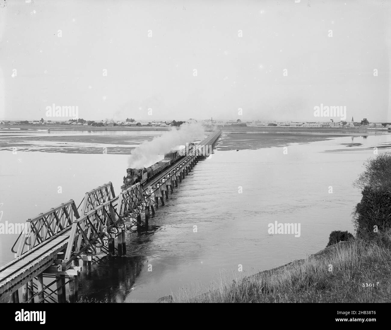 [Railway Bridge, Riverton], Muir & Moodie studio, studio fotografico, Nuova Zelanda Foto Stock