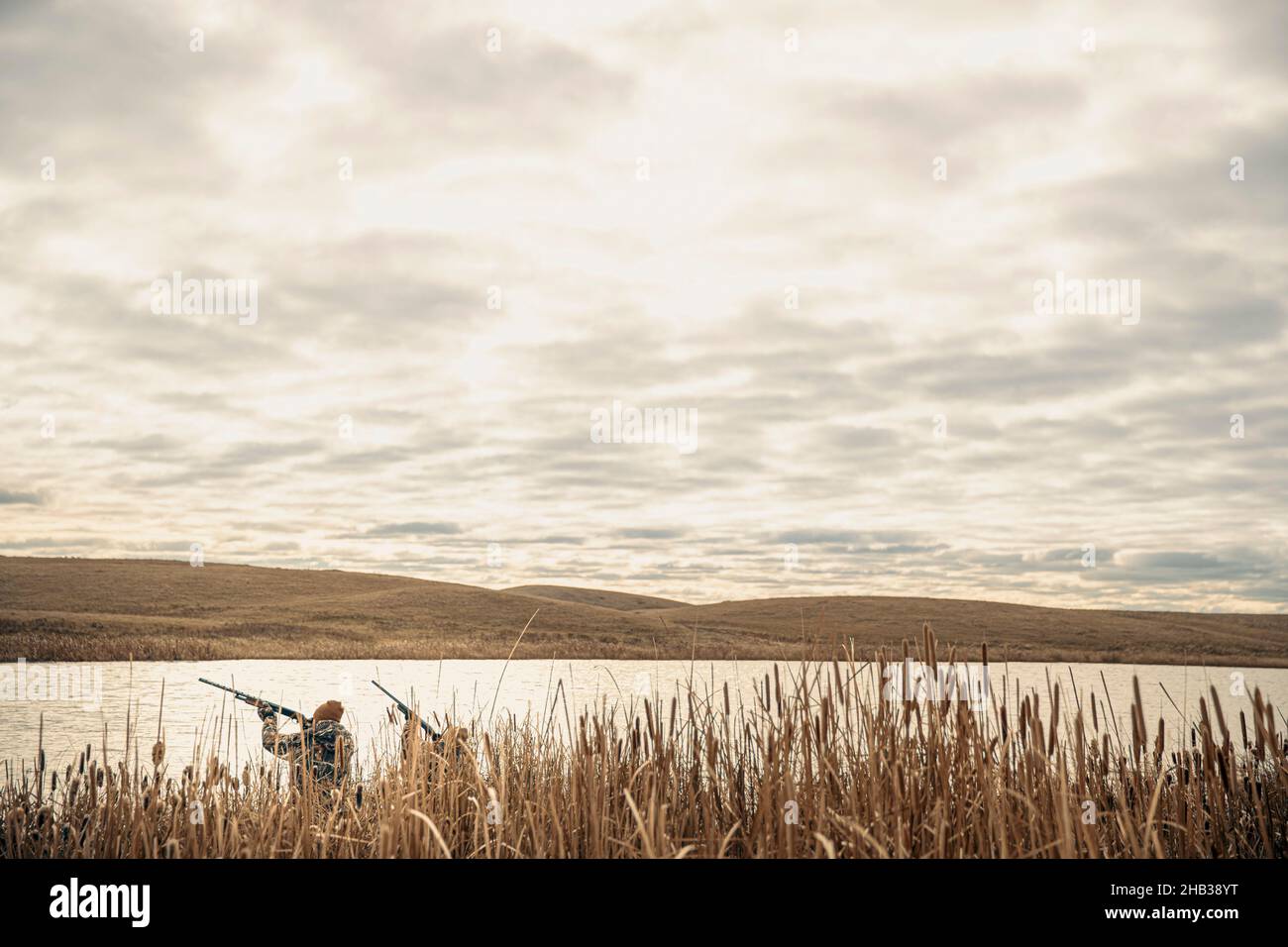 Due persone a caccia di anatre nel North Dakota Foto Stock