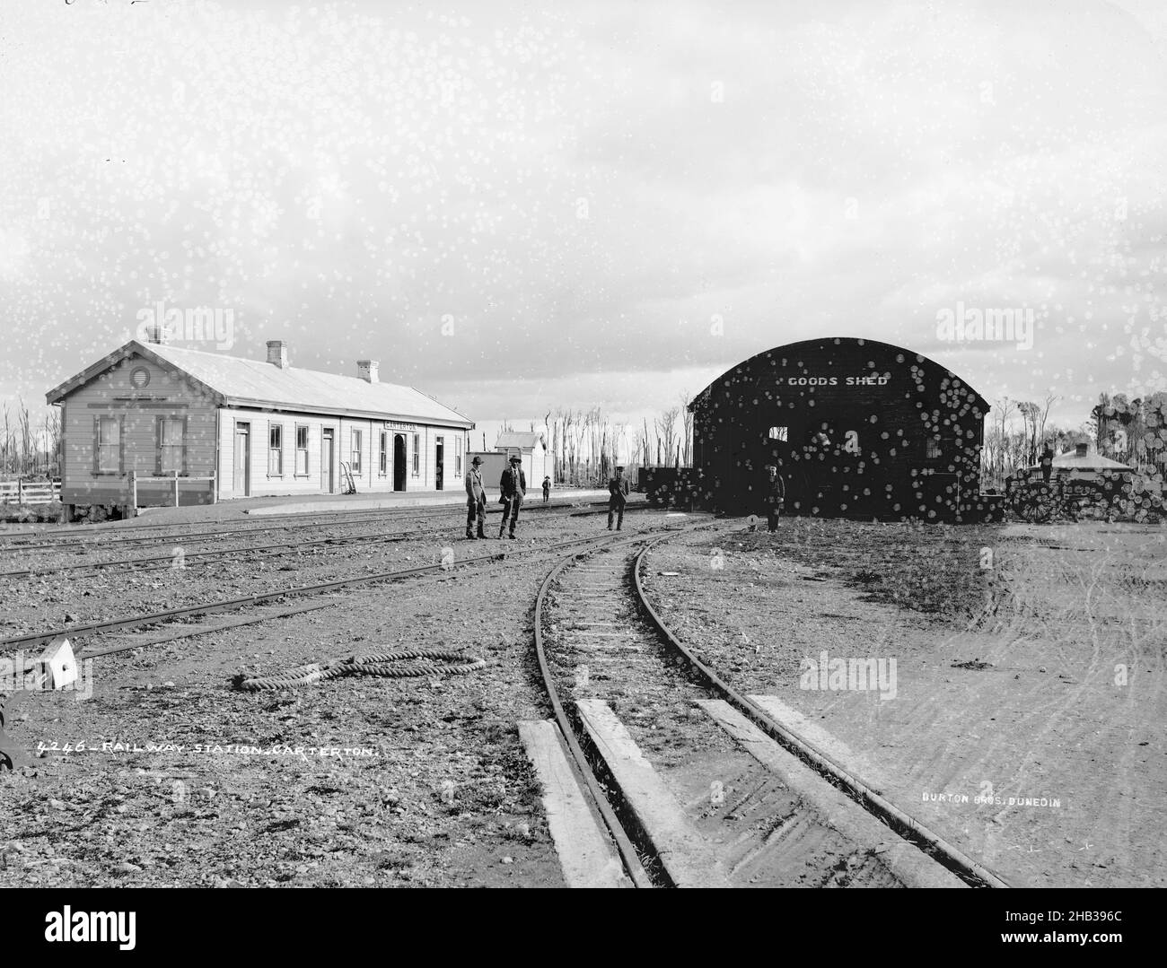 Stazione ferroviaria, Carterton, studio Burton Brothers, studio fotografico, Nuova Zelanda, processo su piastra asciutta di gelatina Foto Stock