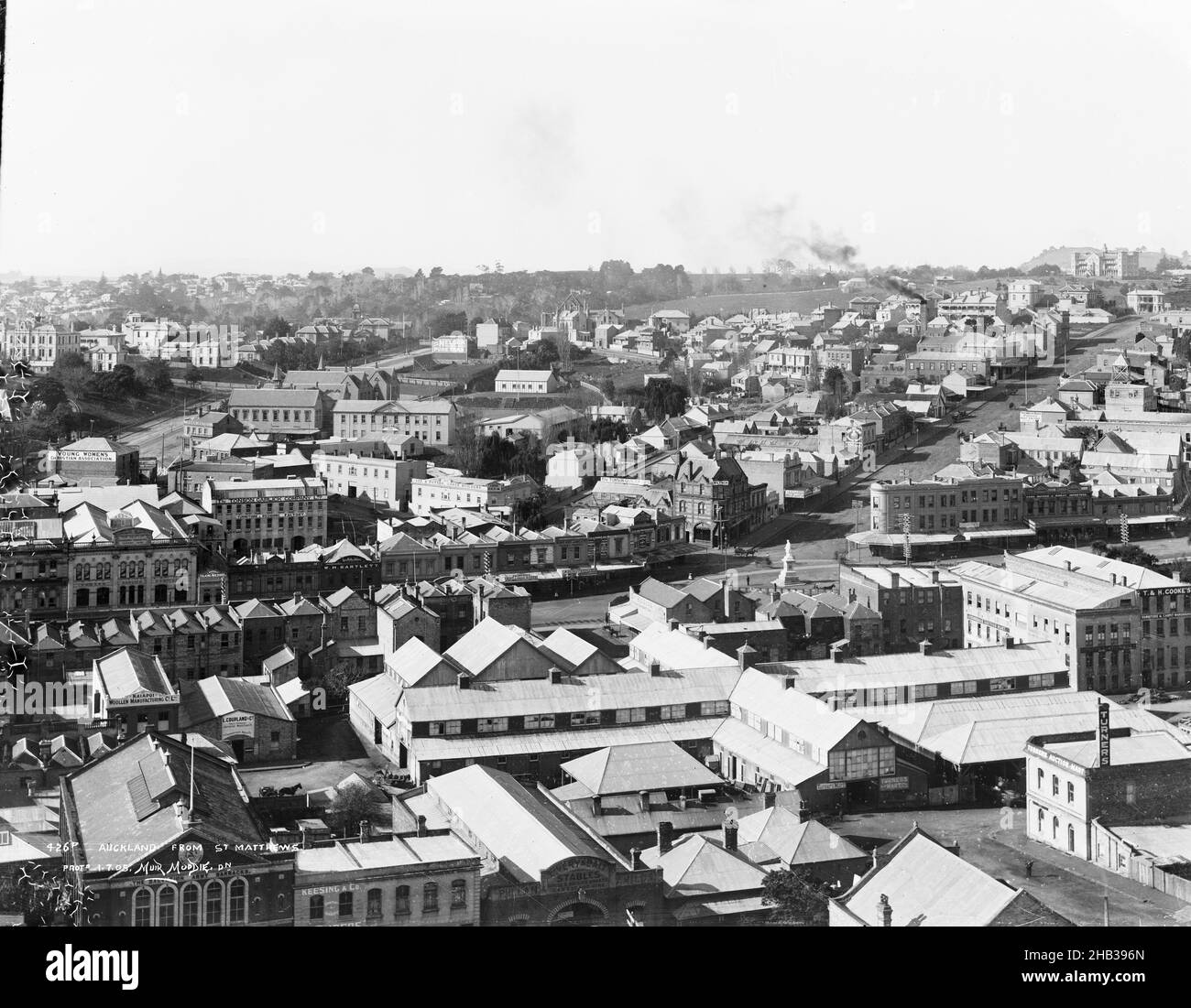 Auckland da Saint Matthews, Muir & Moodie studio, studio fotografico, circa 1905, Dunedin, gelatina dry plate process, Centro di negozio di immagini per J.A. Clark Photographer, il Canadian Photographic Art Studio indirizzo 346. Al centro a sinistra del negozio di immagini Bartlett's Studios. W.H. Bartlett. Centro a destra dell'immagine forse statua di Governer Gray? Quindi sarebbe Queen Street Foto Stock