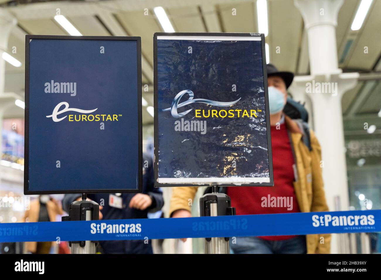 Londra UK 16 dicembre 2021. Oggi i viaggiatori sono visti arrivare a St Pancras da Eurostar, in quanto la Francia vieta i turisti britannici a partire da sabato 18 dicembre per tutti i viaggiatori vaccinati e non vaccinati, ad eccezione dei cittadini francesi e dei loro familiari che sono ancora autorizzati a viaggiare. Credit: Xiu Bao/Alamy Live News Foto Stock