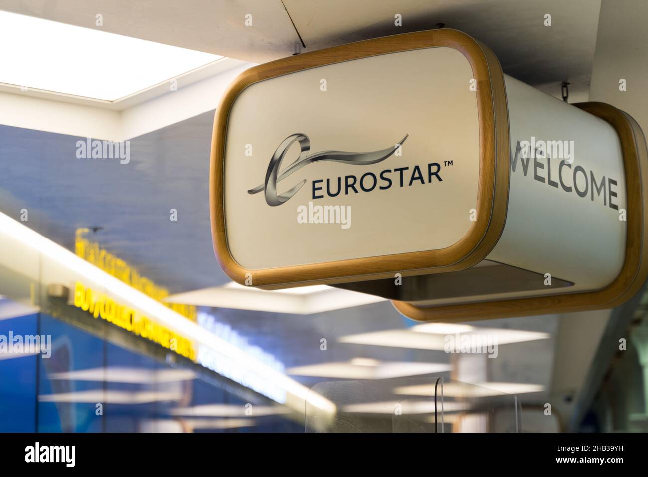 Londra UK 16 dicembre 2021. Oggi i viaggiatori sono visti arrivare a St Pancras da Eurostar, in quanto la Francia vieta i turisti britannici a partire da sabato 18 dicembre per tutti i viaggiatori vaccinati e non vaccinati, ad eccezione dei cittadini francesi e dei loro familiari che sono ancora autorizzati a viaggiare. Credit: Xiu Bao/Alamy Live News Foto Stock