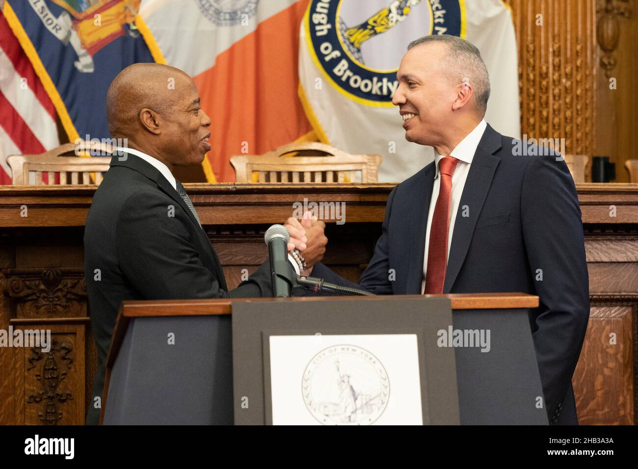 New York, NY - 16 dicembre 2021: Il sindaco eletto Eric Adams si congratula con Louis Molina come la sua scelta per il commissario del Dipartimento della correzione a Brooklyn Borough Hall Foto Stock