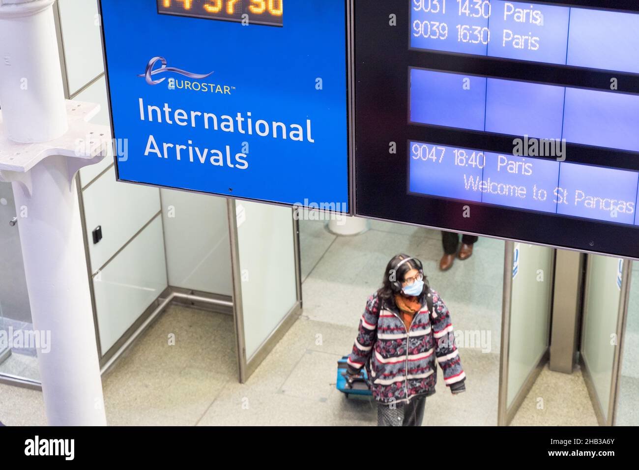 Londra UK 16 dicembre 2021. Oggi i viaggiatori sono visti arrivare a St Pancras da Eurostar, in quanto la Francia vieta i turisti britannici a partire da sabato 18 dicembre per tutti i viaggiatori vaccinati e non vaccinati, ad eccezione dei cittadini francesi e dei loro familiari che sono ancora autorizzati a viaggiare. Credit: Xiu Bao/Alamy Live News Foto Stock