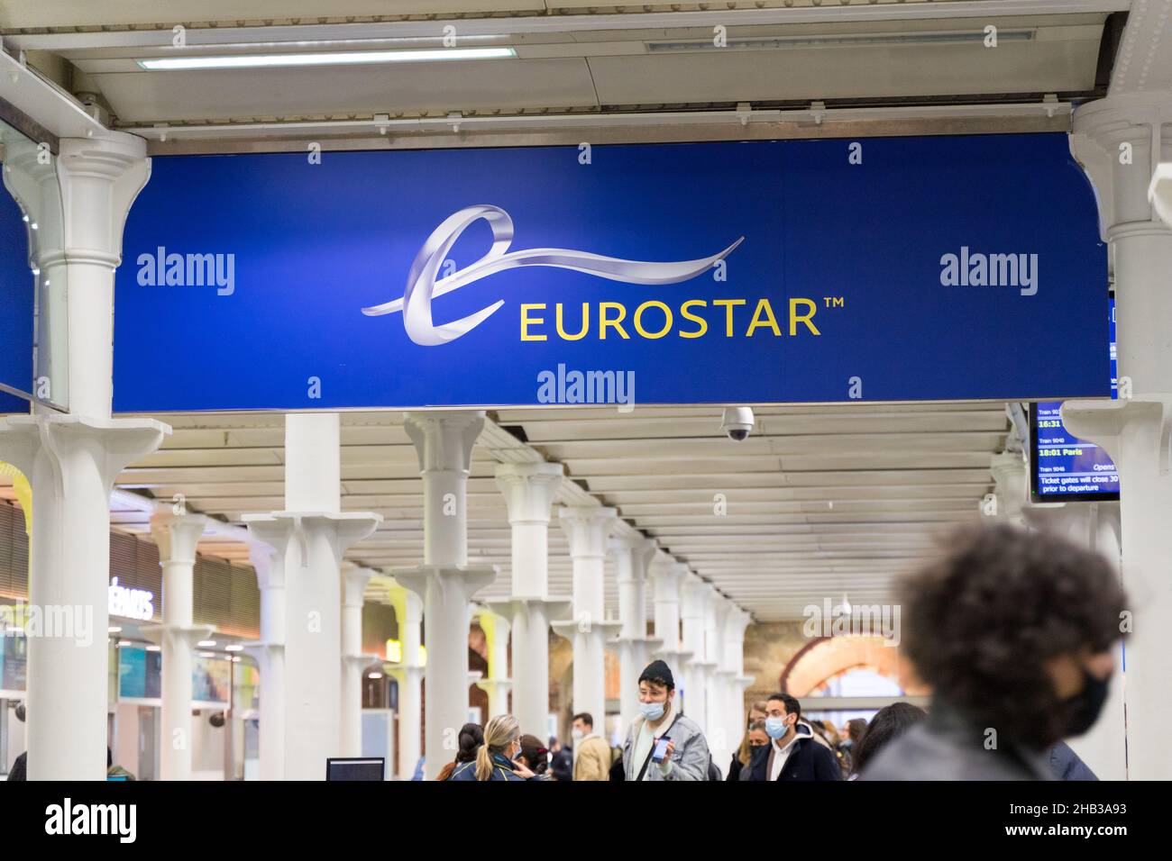 Londra UK 16 dicembre 2021. Oggi i viaggiatori sono visti arrivare a St Pancras da Eurostar, in quanto la Francia vieta i turisti britannici a partire da sabato 18 dicembre per tutti i viaggiatori vaccinati e non vaccinati, ad eccezione dei cittadini francesi e dei loro familiari che sono ancora autorizzati a viaggiare. Credit: Xiu Bao/Alamy Live News Foto Stock