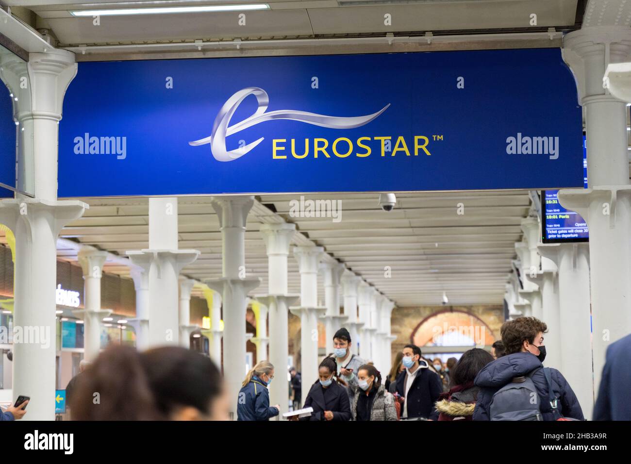 Londra UK 16 dicembre 2021. Oggi i viaggiatori sono visti arrivare a St Pancras da Eurostar, in quanto la Francia vieta i turisti britannici a partire da sabato 18 dicembre per tutti i viaggiatori vaccinati e non vaccinati, ad eccezione dei cittadini francesi e dei loro familiari che sono ancora autorizzati a viaggiare. Credit: Xiu Bao/Alamy Live News Foto Stock