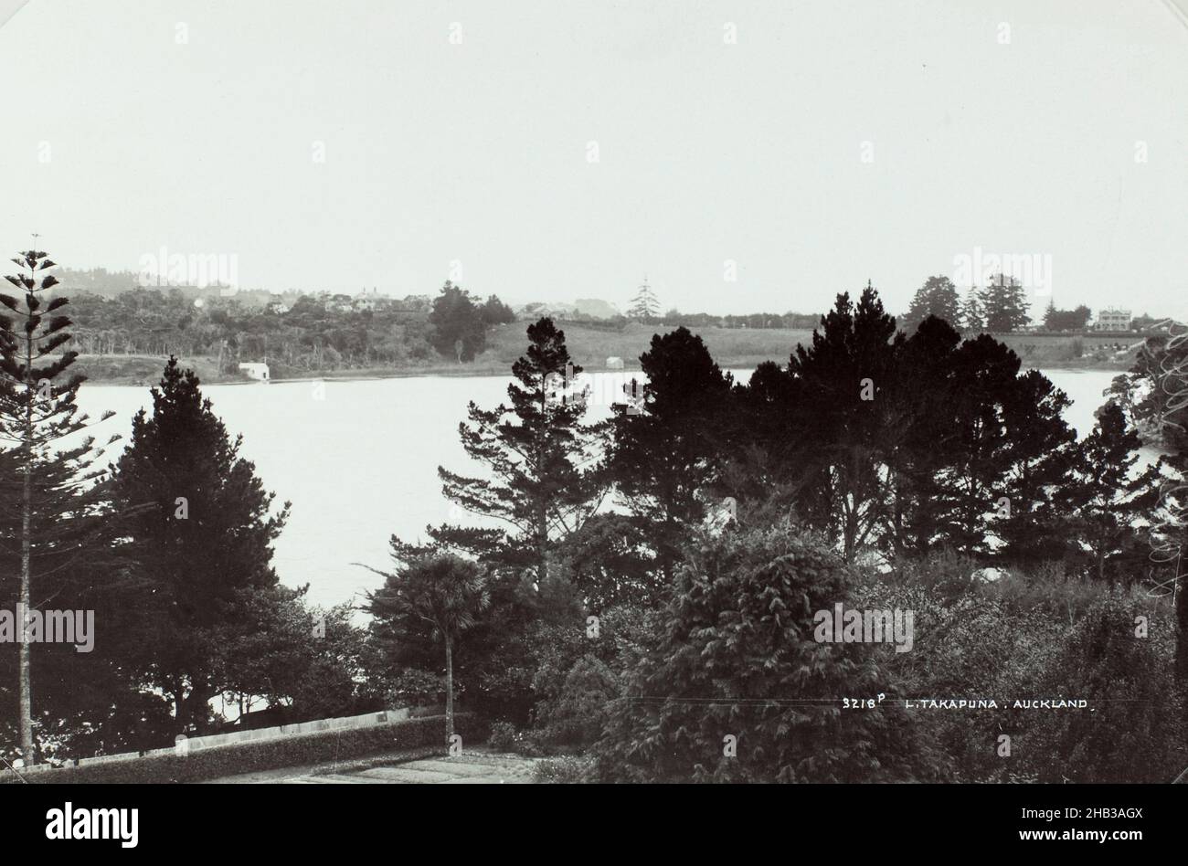 Lake Takapuna, Auckland, Muir & Moodie studio, Aprile 1909, Auckland Foto Stock