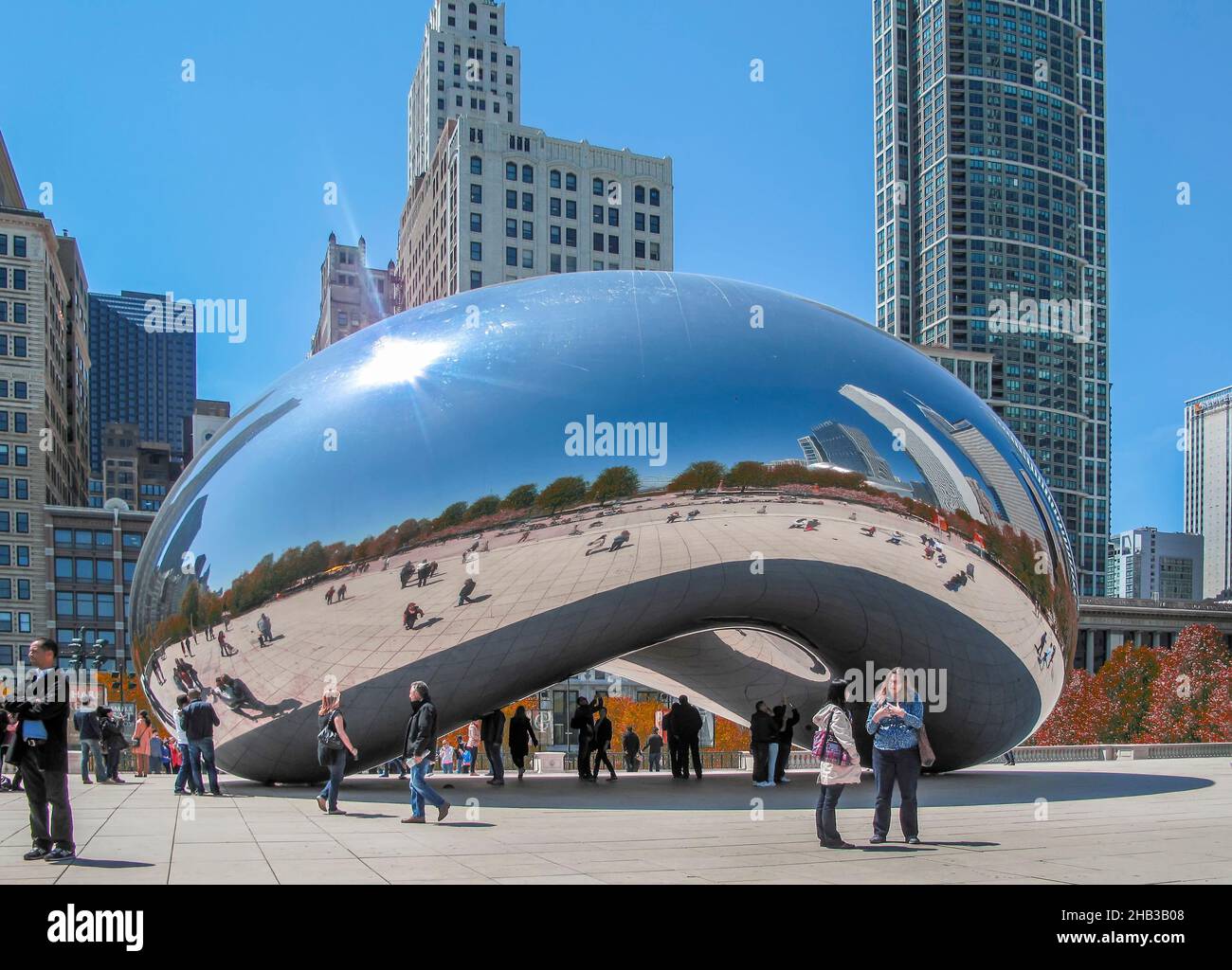 La scultura Cloud Gate (il Bean) di Sir Anish Kapoor in Millennium Park, Chicago, Illinois, USA Foto Stock